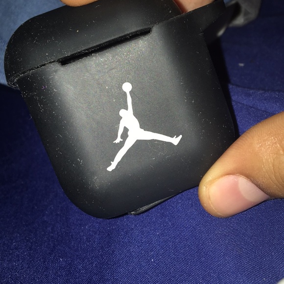 Air pods - Picture 3 of 3